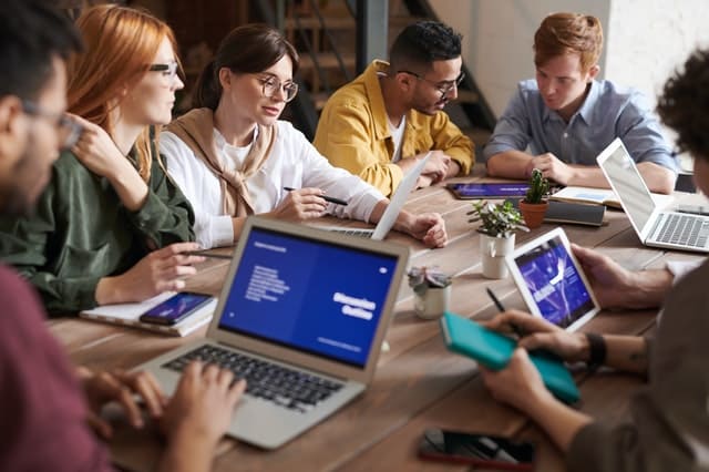 Equipe de marketing reunida discutindo os próximos passos da empresa